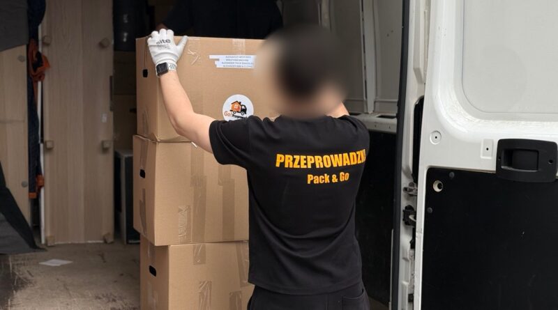 Pracownik firmy przeprowadzkowej pakujący kartony do busa podczas przeprowadzki mieszkania w Warszawie