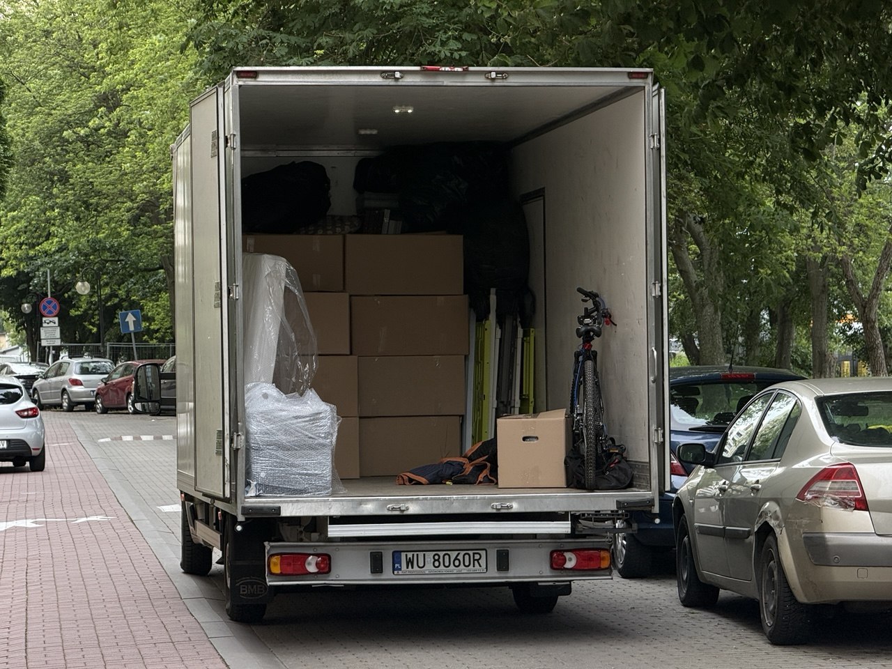 Bus przeprowadzkowy zapakowany kartonami i zabezpieczonymi meblami gotowy do transportu w Warszawie
